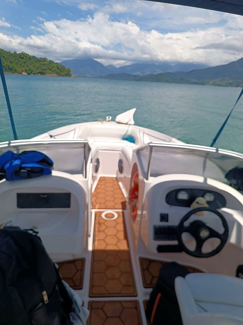 Convés da Lancha Mikhael com piso antiderrapante e vista para a baía de Paraty