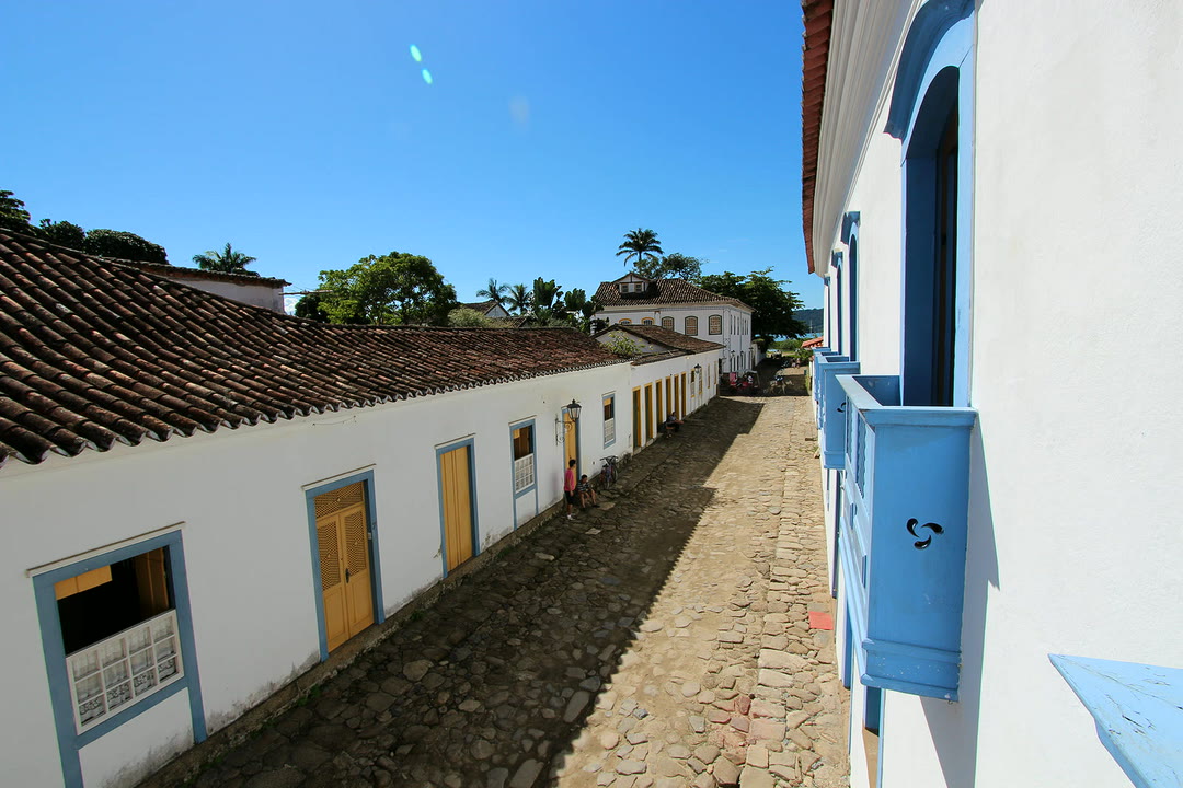 Rua de pedra e casarões coloniais do Centro Histórico de Paraty
